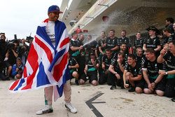 Race winner and World Champion Lewis Hamilton, Mercedes AMG F1 celebrates with the team