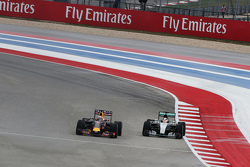 Daniel Ricciardo, Red Bull Racing RB11 en Lewis Hamilton, Mercedes AMG F1 W06, gevecht voor positie