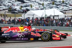 Daniil Kvyat, Red Bull Racing RB11 and Sebastian Vettel, Ferrari SF15-T battle for position