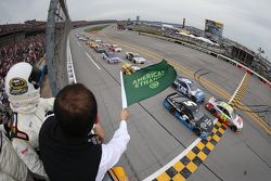 Start: Jeff Gordon and Kasey Kahne, Hendrick Motorsports Chevrolets lead