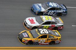 Matt Kenseth, Joe Gibbs Racing Toyota; Jeff Gordon und Jimmie Johnson, Hendrick Motorsports Chevrole