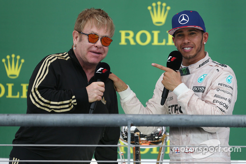 Ganador de la Carrera y Campeón del Mundo Lewis Hamilton, Mercedes AMG F1 W06 con Elton John