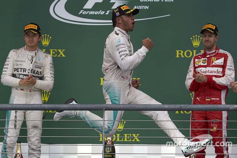 Winnaar en wereldkampioen  Lewis Hamilton, Mercedes AMG F1, tweede Nico Rosberg, Mercedes AMG F1, de