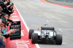 Lewis Hamilton, Mercedes AMG F1 W06 remporte le Grand Prix