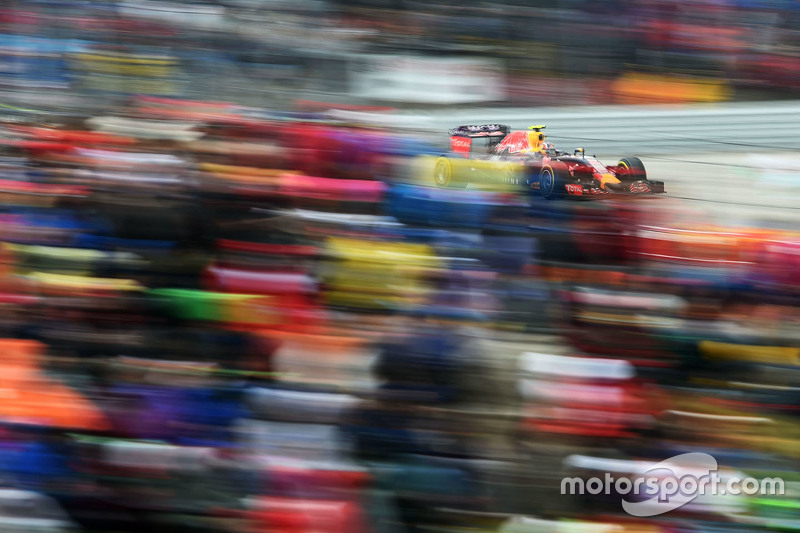 2015 год. За рулем болида Red Bull RB11 в гонке