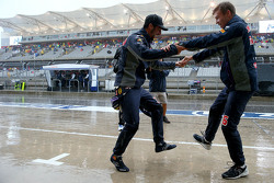 Daniel Ricciardo, Red Bull Racing y Daniil Kvyat, Red Bull Racing bailan juntos