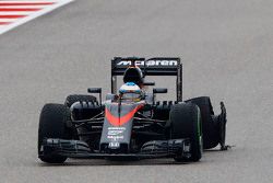 Fernando Alonso, McLaren MP4-30 avec une crevaison