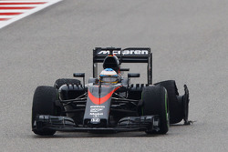 Fernando Alonso, McLaren MP4-30 avec une crevaison