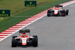 Alexander Rossi, Manor Marussia F1 Team et son équipier Will Stevens, Manor Marussia F1 Team avec des crevaisons