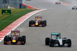 Nico Rosberg, Mercedes AMG F1 W06 en Daniil Kvyat, Red Bull Racing RB11