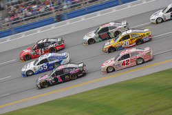 Jamie McMurray, Chip Ganassi Racing Chevrolet; David Ragan, Michael Waltrip Racing Toyota; Kurt Busc