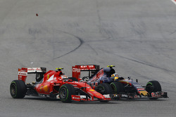 Kimi Raikkonen, Ferrari SF15-T y Carlos Sainz Jr., Scuderia Toro Rosso STR10