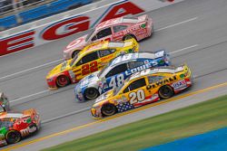 Matt Kenseth, Joe Gibbs Racing Toyota y Jimmie Johnson, Hendrick Motorsports Chevrolet y Joey Logano