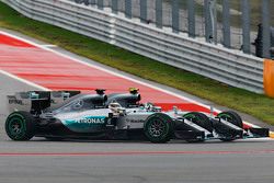 Lewis Hamilton, Mercedes AMG F1 W06 et son équipier Nico Rosberg, Mercedes AMG F1 W06 en lutte pour une position