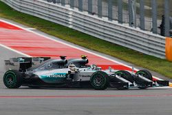 Lewis Hamilton, Mercedes AMG F1 W06, und Nico Rosberg, Mercedes AMG F1 W06, im Zweikampf