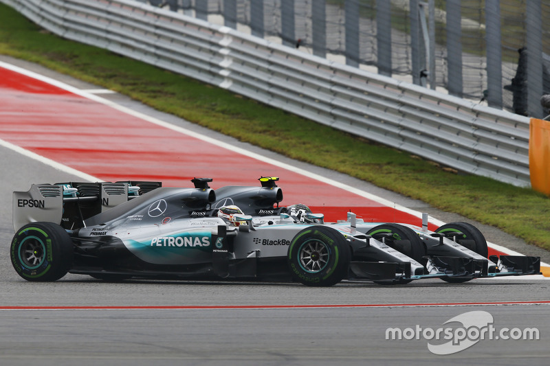 Lewis Hamilton, Mercedes AMG F1 W06 and team mate Nico Rosberg, Mercedes AMG F1 W06 battle for position