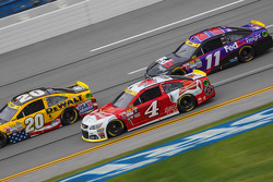 Matt Kenseth, Joe Gibbs Racing Toyota, Kevin Harvick, Stewart-Haas Racing Chevrolet et Denny Hamlin, Joe Gibbs Racing Toyota