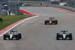 Lewis Hamilton, Mercedes AMG F1 W06 y Nico Rosberg, Mercedes AMG F1 W06 pelean por la posición