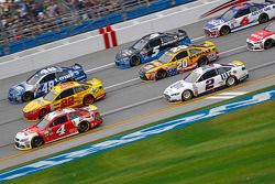 Kevin Harvick, Stewart-Haas Racing Chevrolet y Joey Logano, Team Penske Ford y Jimmie Johnson, Hendr