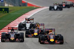 Max Verstappen, Scuderia Toro Rosso STR10 and Daniel Ricciardo, Red Bull Racing RB11 battle for position