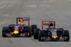 Max Verstappen, Scuderia Toro Rosso STR10 en Daniel Ricciardo, Red Bull Racing RB11 gevecht voor pos