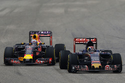Max Verstappen, Scuderia Toro Rosso STR10 and Daniel Ricciardo, Red Bull Racing RB11 battle for position