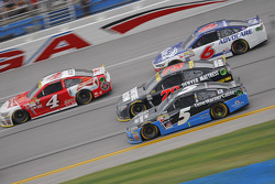 Kasey Kahne, Hendrick Motorsports Chevrolet, Martin Truex Jr., Furniture Row Racing Chevrolet, Kevin Harvick, Stewart-Haas Racing Chevrolet et Ricky Stenhouse Jr., Roush Fenway Racing Ford