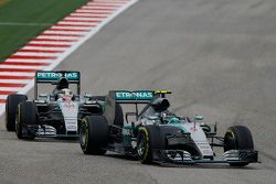 Nico Rosberg, Mercedes AMG F1 W06 voor ploegmaat Lewis Hamilton, Mercedes AMG F1 W06