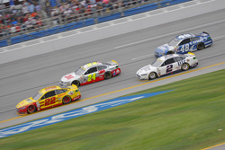Joey Logano, Team Penske Ford; Jeff Gordon, Hendrick Motorsports Chevrolet; Brad Keselowski, Team Pe