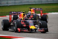 Daniil Kvyat, Red Bull Racing RB11 voor ploegmaat Daniel Ricciardo, Red Bull Racing RB11