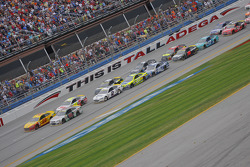 Restart: Joey Logano, Team Penske Ford, in Führung beim ersten Green-White-Checkered-Finale