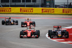 Sebastian Vettel, Ferrari SF15-T en Max Verstappen, Scuderia Toro Rosso STR10 gevecht voor positie