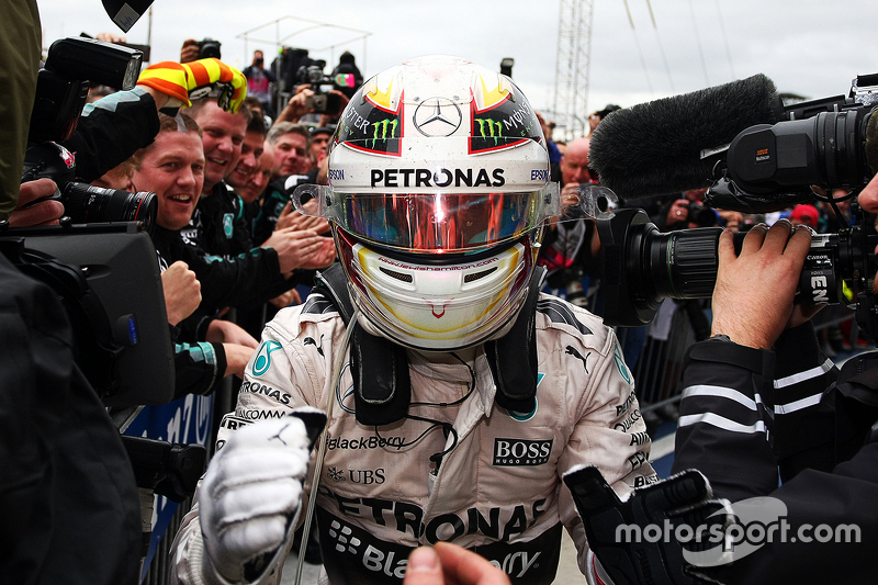 El ganador de la carrera y Campeón del Mundo Lewis Hamilton