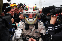 Ganador de la carrera y campeón del mundo, Lewis Hamilton, Mercedes AMG F1 W06 celebra en el parc fe