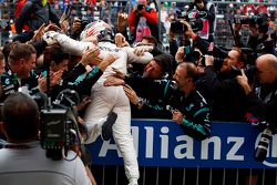 Ganador de la carrera y campeón del mundo Lewis Hamilton, Mercedes AMG F1 celebra en el parc ferme