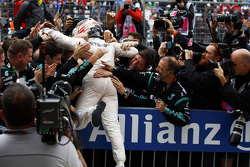 Il vincitore della gara e campione del mondo Lewis Hamilton, Mercedes AMG F1 festeggia la vittoria n
