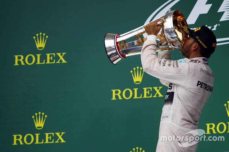 El ganador de la carrera y Campeón del Mundo Lewis Hamilton