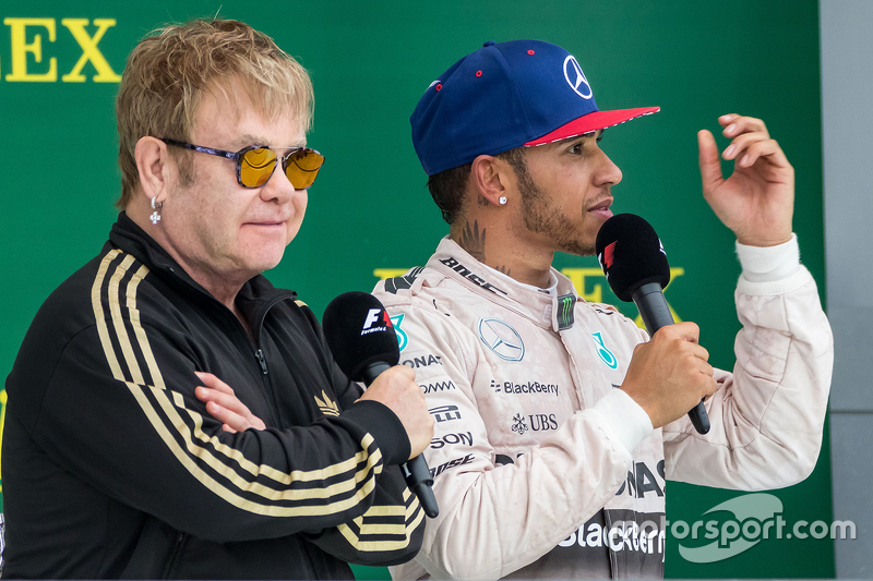 Podium : Sir Elton John, sur le podium avec le vainqueur et Champion du Monde Lewis Hamilton, Mercedes AMG F1