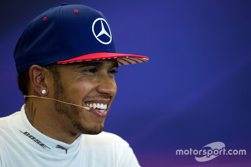 El ganador de la carrera y Campeón del Mundo Lewis Hamilton