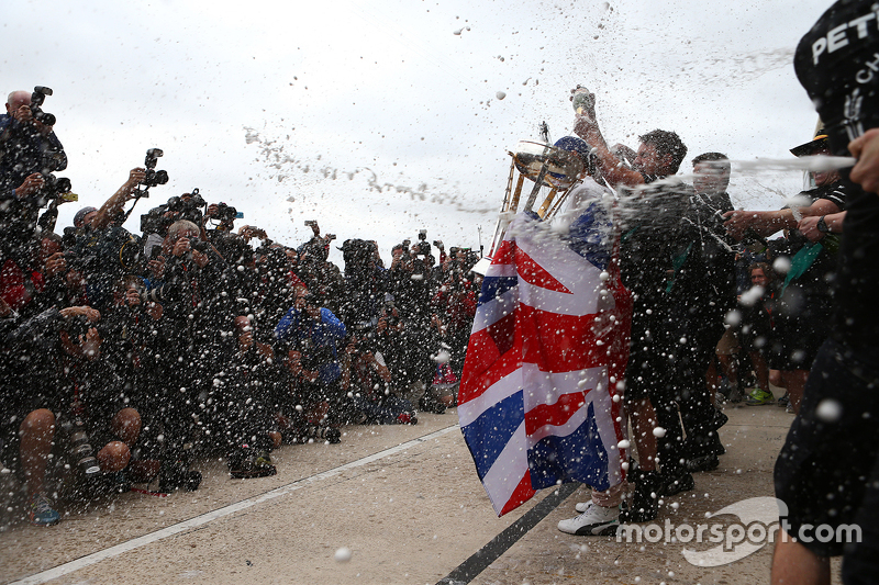 El ganador de la carrera y Campeón del Mundo Lewis Hamilton