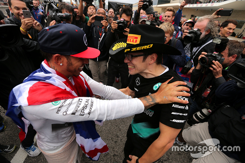 El ganador de la carrera y Campeón del Mundo Lewis Hamilton
