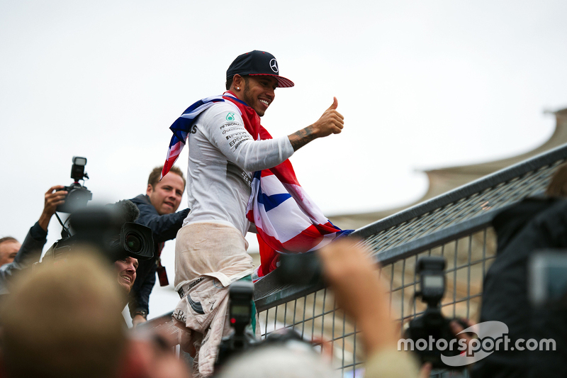 Le vainqueur et Champion du Monde Lewis Hamilton, Mercedes AMG F1 fête sa victoire avec les fans