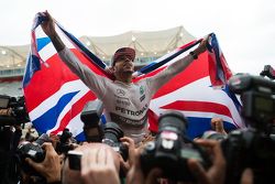 1. und Weltmeister 2015: Lewis Hamilton, Mercedes AMG F1, feiert mit dem Team