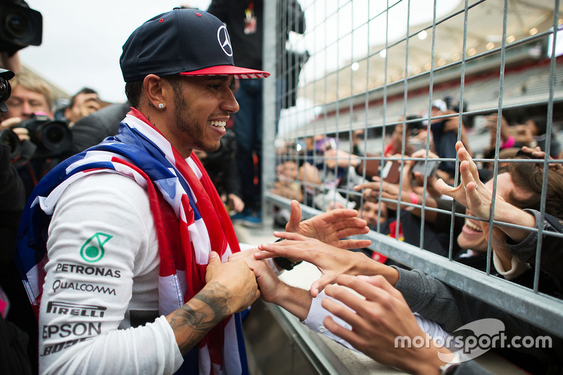 Le vainqueur et Champion du Monde Lewis Hamilton, Mercedes AMG F1 fête son titre avec les fans