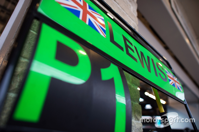 Le panneau des stands pour le vainqueur et Champion du Monde Lewis Hamilton, Mercedes AMG F1