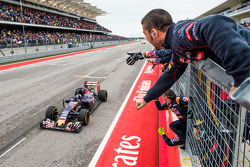 Max Verstappen viert zijn vierde plaats aan de finish met zijn Scuderia Toro Rosso team op de pitmuur