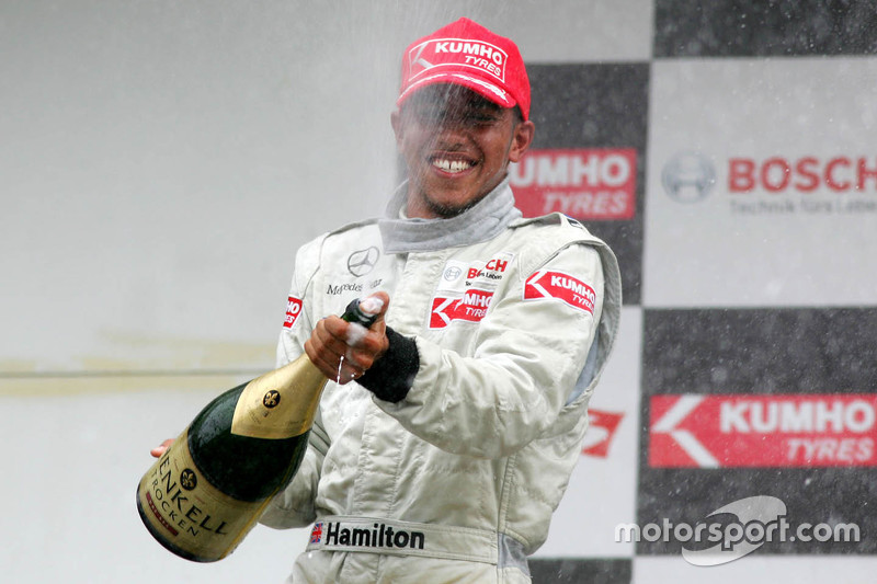 Podio: Tercer lugar para Lewis Hamilton baño de Champaña