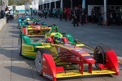 Le vetture schierate lungo la pit lane