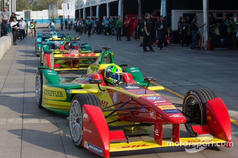 Mobil-mobil Formula E di pitlane