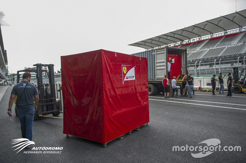 Llegada de equipo de las Escuderías al Autódromo Hermanos Rodríguez